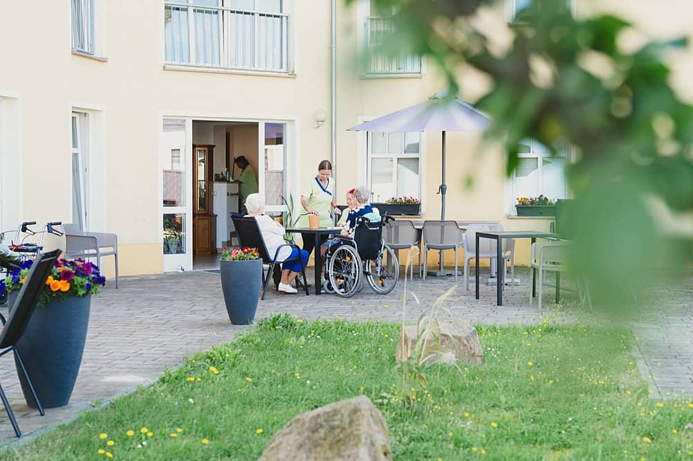 Bewohnerinnen und Bewohner vor dem Haus