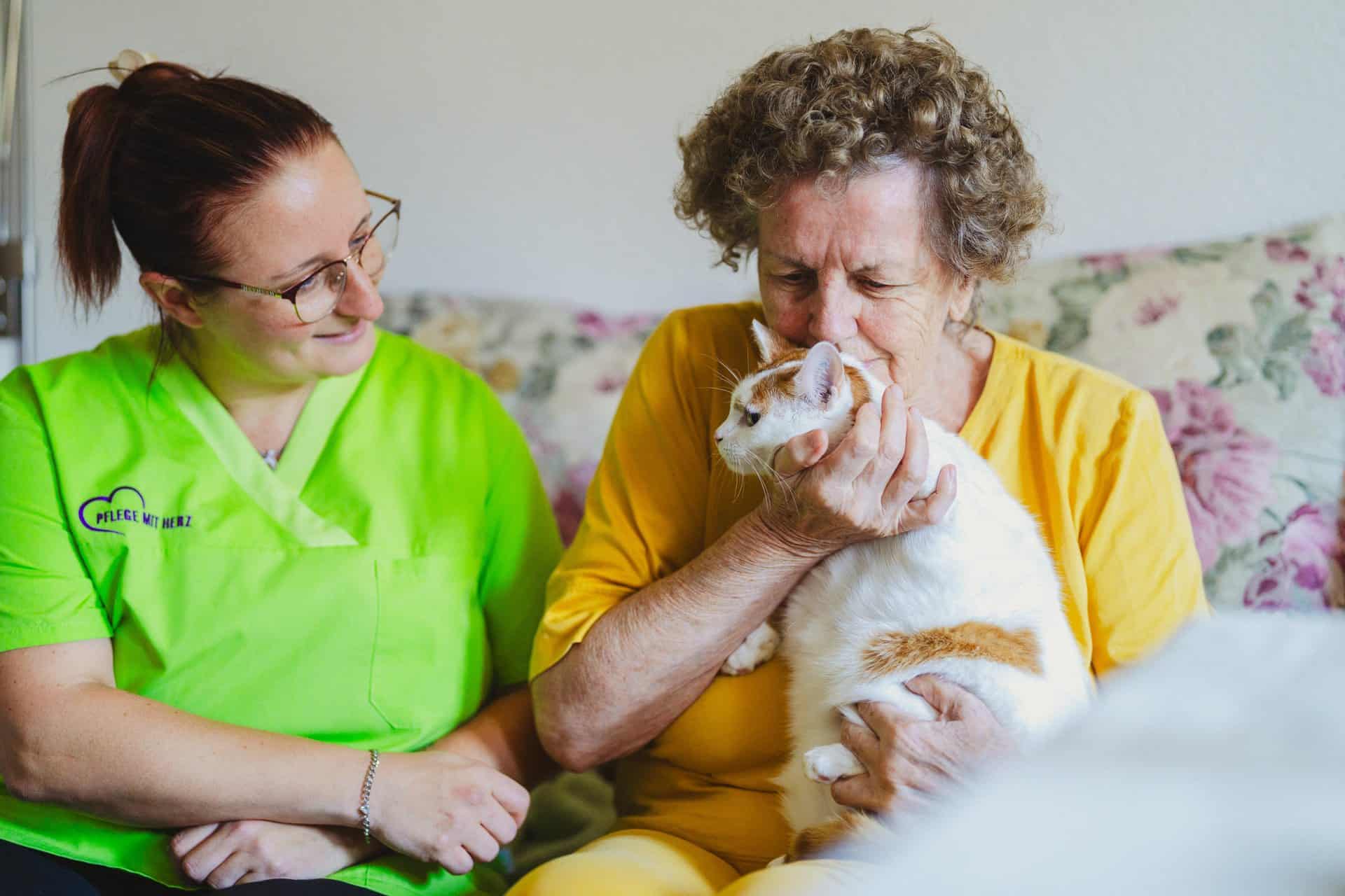 Bewohnerin mit Katze auf dem Schoß