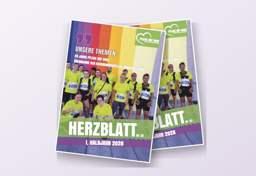 Zwei Ausgaben des Mitarbeitermagazins Herzblatt Nr. 53 liegen gestapelt vor hellem Grund